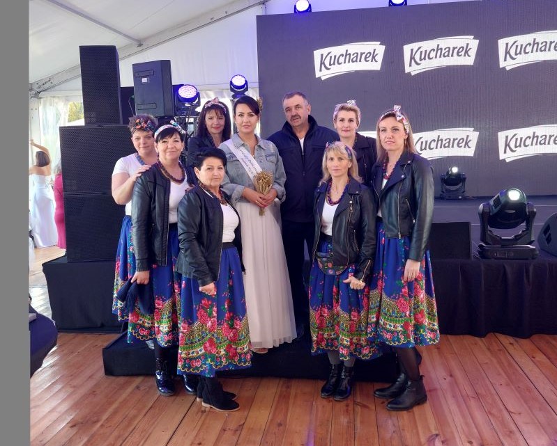 Kreatywne Babki i Wiesław Sienkiewicz, który podsunął pomysł założenia koła gospodyń wiejskich – pamiątkowe zdjęcie z festiwalu „Polska od kuchni” odbywającego się w Elblągu