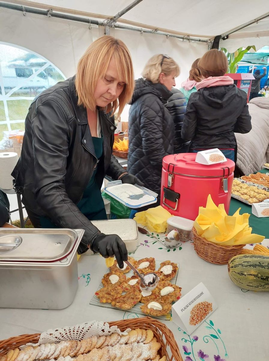 Na Krajowym Dniu Kukurydzy w Szepietowie gospodynie serwowały domowe smakołyki. Oczywiście każde z dań przygotowane zostało na bazie kukurydzy – bohaterki wrześniowej uroczystości