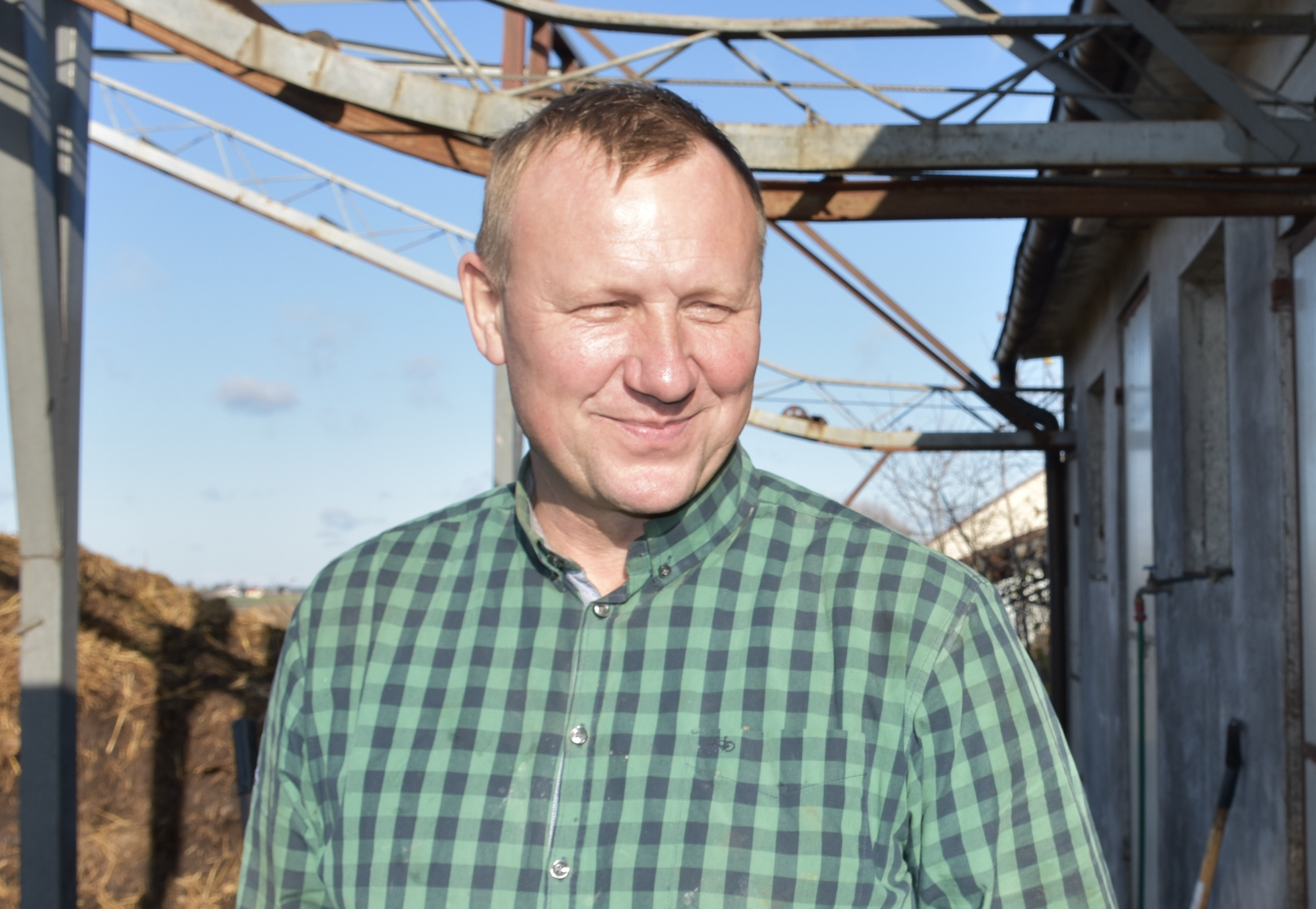Sylwester Buczek gospodaruje z żoną Jolantą oraz synem Maksymilianem na 35 ha, w tym 18 ha własnych i 17 ha dzierżawy we wsi Opoczki (gm. Aleksandrów Kujawski). Rolnicy uprawiają kukurydzę na kiszonkę oraz ziarno, zboża, ziemniaki, buraki cukrowe oraz łąki. Utrzymują 70 sztuk bydła opasowego.