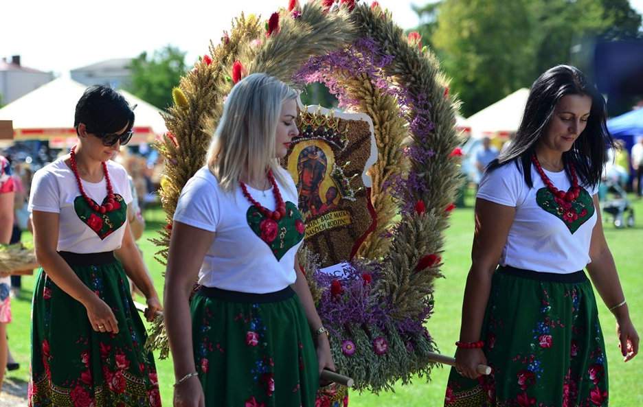 Koło z powodzeniem łączy tradycję z nowoczesnoscią. Jego członkinie spotykają się, by wyplatać tradycyjne wieńce oraz... uprawiać fitness