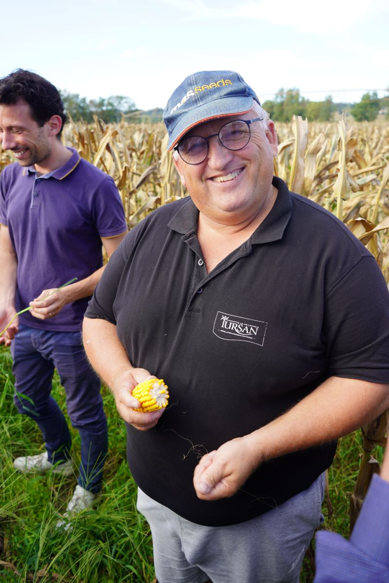 Benoit Laborde jest współwłaścicielem „La ferme des Vallons”. Jego partnerami w tym biznesie rolnym jest rodzony brat i kuzyn. To biznes rodzinny. Benoit Laborde to niezwykły rolnik, z wielką pasją. Jest szanowany w tej rolniczej społeczności i obok pracy w gospodarstwie jest burmistrzem Vieille-Tursan, a także w ub.r. rolnicy wybrali go na prezydenta AGPM Mais Semences (Generalny Związek Producentów Kukurydzy utworzony w 1934 r.). Ale to nie wszystko. Benoit Laborde jest prezesem Syndicat des Pays de I´Adour. (Unii Mobilności Kraju Basków – Adour) i wiceprezesem Spółdzielni Winiarzy Tursan. Można rzec – człowiek orkiestra.