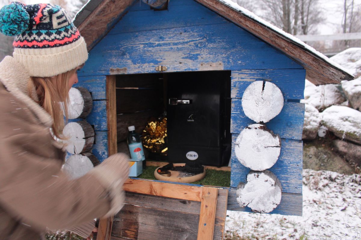 Domek-skrytka, w której można znaleźć kilka „najpotrzebniejszych” rzeczy. Takie domki to element krajobrazu Finlandii. 