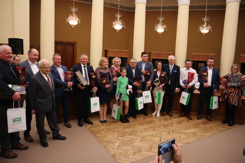 Laureaci „XVIII Mlecznych Mistrzostw Polski” za największe dostawy mleka w 2021 roku wśród gospodarstw indywidualnych do 300 ha