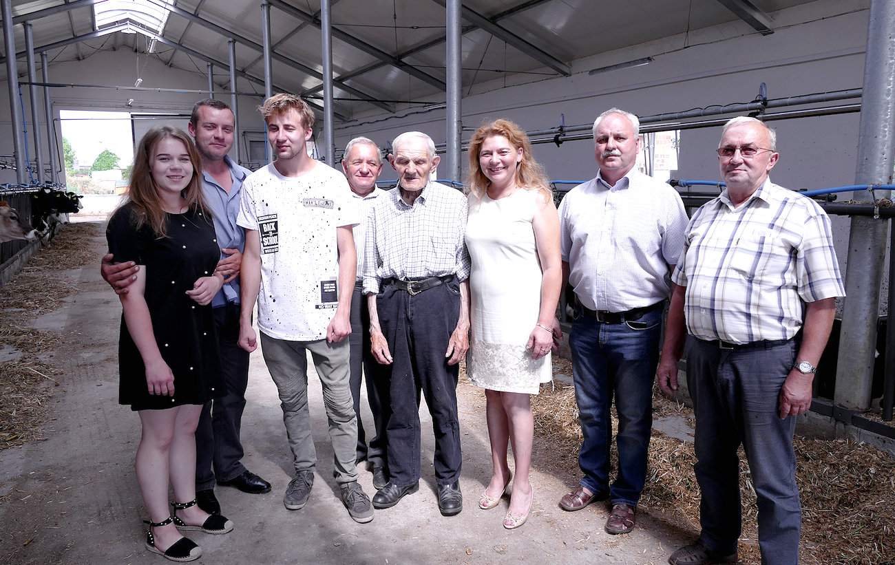 Na zdjęciu od lewej: Julia Bierła, Radosław Kaczmarek, Dominik Bierła, Jan Urny – wykonawca obory, senior – Franciszek Kaczmarek, Lucyna Bierła oraz Eugeniusz Juszczyk i Czesław Jarzyniak, pracownicy średzkiej spółdzielni.