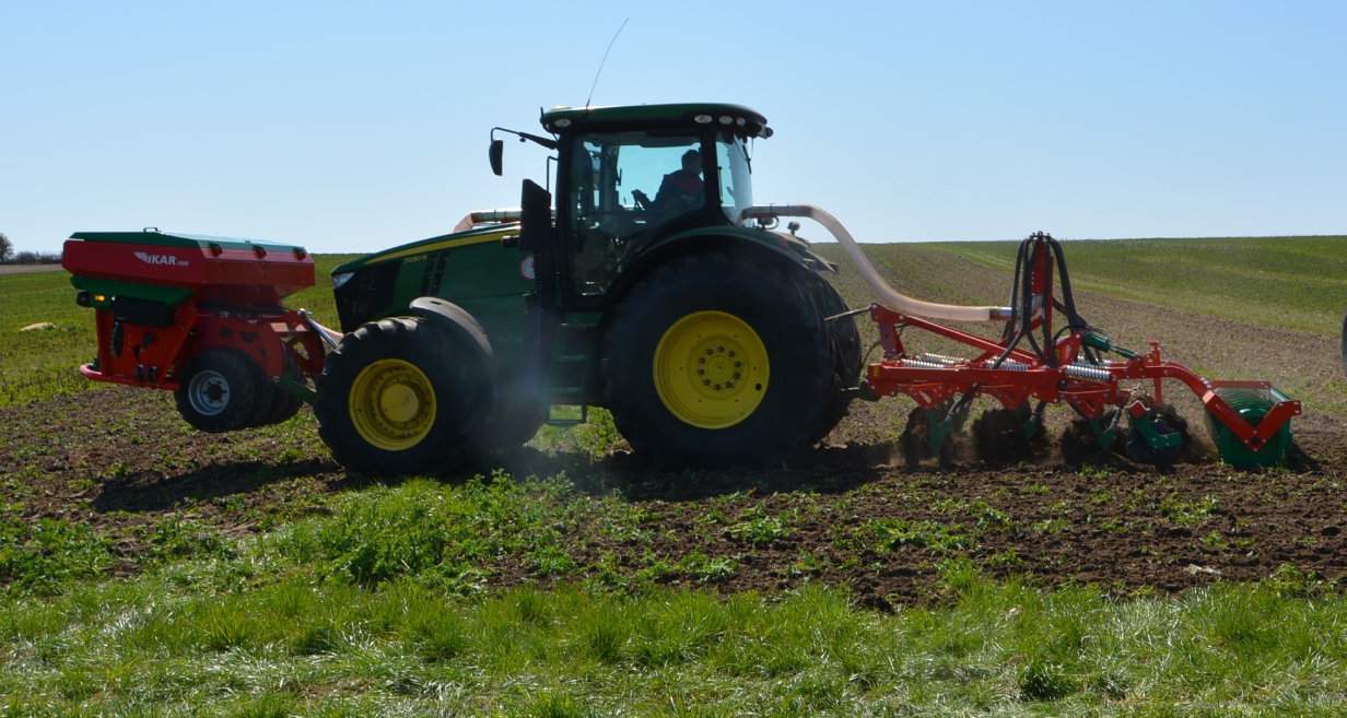 Poletka doświadczalne są uprawiane maszynami Agro Masz