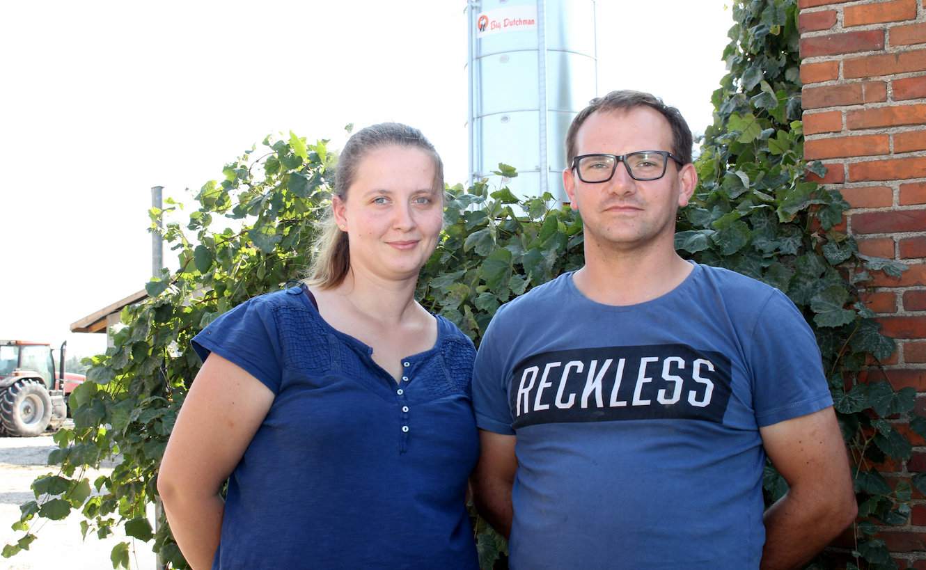 Marta i Tomasz Stępniakowie ze Stanisławowa Lipskiego w powiecie tomaszowskim postawili nową chlewnię kurtynową, do której można wstawić jednorazowo 1,7 tys. świń. Tucz odbywa się na zasadach kontraktu z firmą Agri Plus, która dostarcza warchlaki oraz zapewnia opiekę weterynaryjną. 