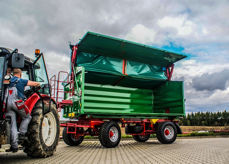 Przyczepy Metaltech DBH mają hydraulicznie otwieraną burtę boczną.