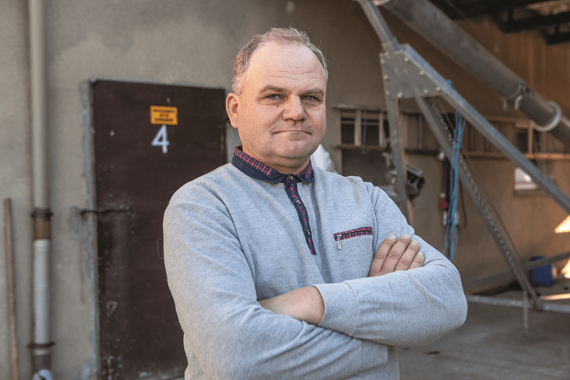 – Miałem 80 loch w cyklu zamkniętym, a dziś mam tylko 40. Musiałem zredukować stado o połowę, bo nie było gdzie odstawiać świń. Nie było odbiorców po tym, jak moje gospodarstwo znalazło się w czerwonej strefie – mówi Andrzej Walkiewicz.