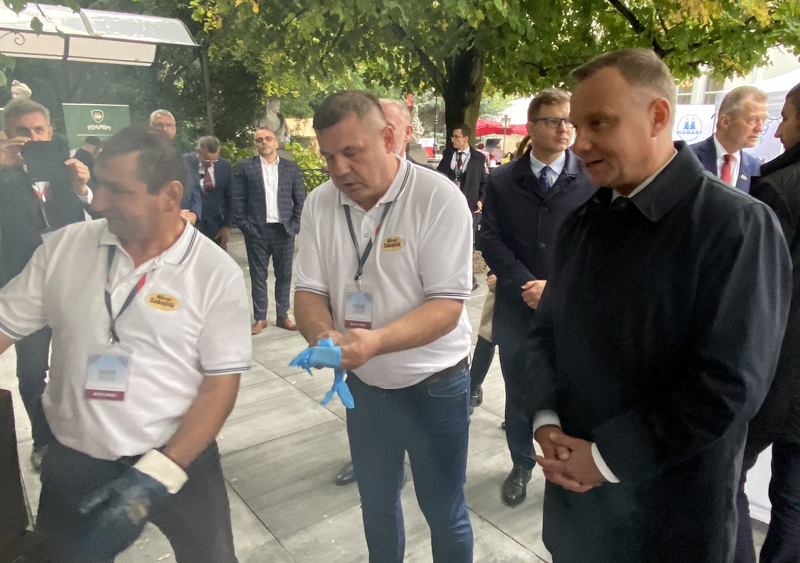 Mięsny Zakątek miał własną wędzarnię. Za chwilę Sławomir Kos i Błażej Niemyjski wyciągną uwędzoną kiełbasę, którą będzie smakował Prezydent RP Andrzej Duda
