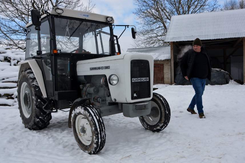 C-360 z 1980 r. po generalnym remoncie. Oryginalny biały kolor lakieru idealnie pasuje do zimowych warunków. Ursus nie ma dużo pracy, większość obowiązków przejął John Deere