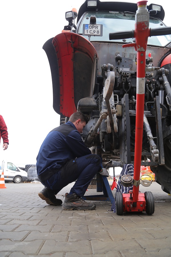 naprawa ciągnika serwis maszyn rolniczych mechanik