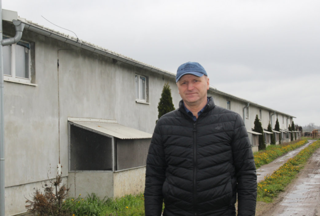 Wiesław i Renata Rosińscy z Godziszewa zajmują się produkcją trzody  chlewnej w cyklu zamkniętym od  około 200 loch. Na 65 ha uprawiają  też zboża z przeznaczeniem na paszę  dla zwierząt. Większość ziarna muszą  jednak kupować, podobnie jak pozostałe komponenty paszowe, których  ceny drastycznie wzrastają w ostatnim czasie, a żywiec jest sprzedawany poniżej kosztów produkcji. Dzięki  uwolnieniu gospodarstwa ze strefy  czerwonej mają większe możliwości  sprzedaży tuczników, choć ceny wciąż są nieopłacalne. Gospodarstwo spełnia wszystkie standardy bioasekuracji, które  wymagały sporych nakładów finansowych, dlatego zdaniem Rosińskich dofinansowanie do bioasekuracji powinno być stałym elementem wsparcia stad utrzymujących trzodę chlewną ze względu na  wciąż duże zagrożenie afrykańskim pomorem świń. Z drugiej strony  apelują też, aby obowiązek posiadania planu bezpieczeństwa biologicznego rozszerzyć na cały kraj, ponieważ wszyscy producenci  świń – niezależnie od tego, czy są w strefach ASF, czy nie – są narażeni na ryzyko wystąpienia ogniska i wówczas będzie już za późno  na tworzenie zasad dla gospodarstwa. Ich zdaniem uwolnienie od  strefy czerwonej czy różowej może dawać rolnikom złudne poczucie bezpieczeństwa, że ich stado już nie jest zagrożone wirusem.  Tymczasem przestrzeganie wymogów bezpieczeństwa jest jeszcze  ważniejsze w takiej sytuacji.