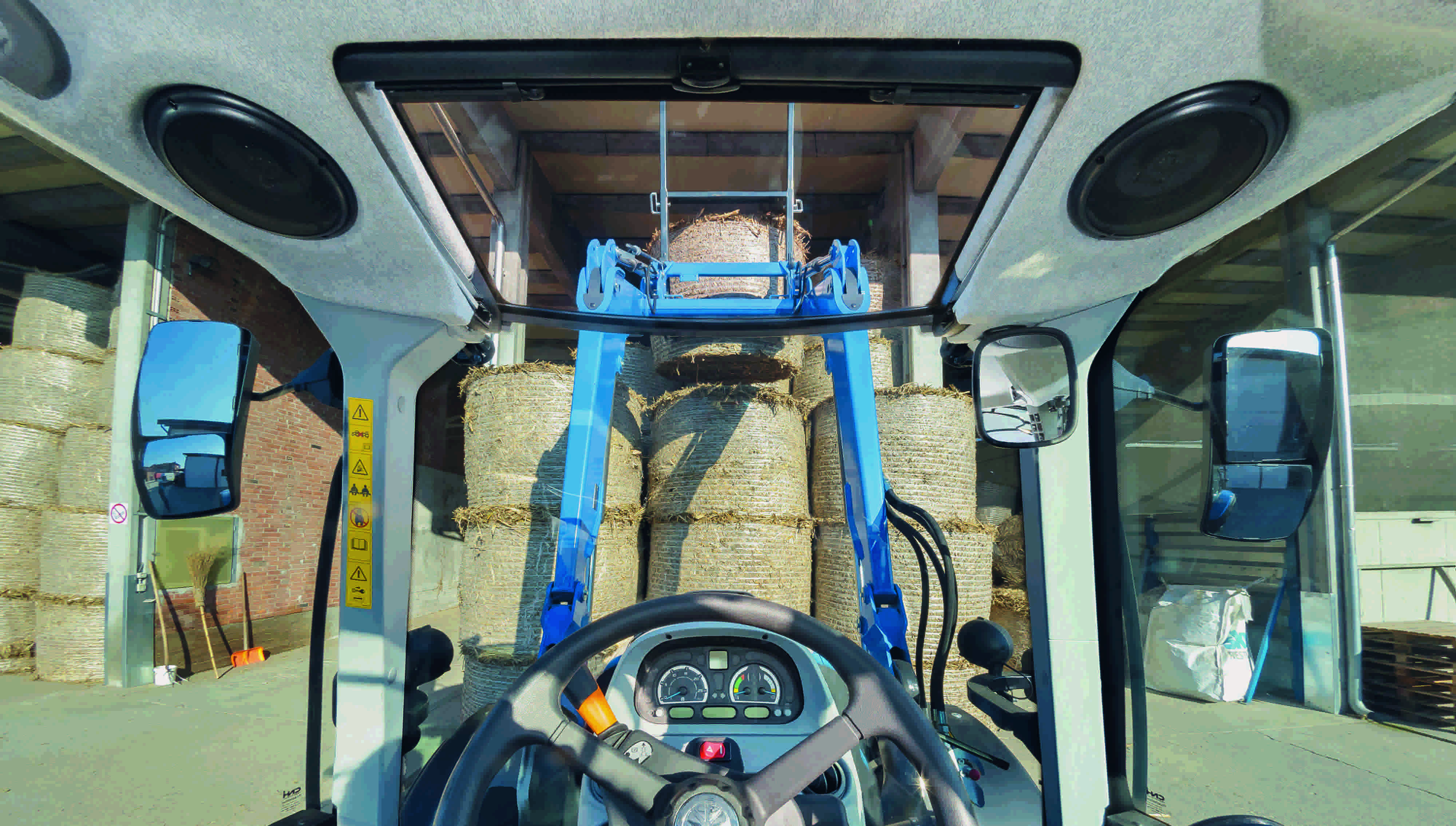 New Holland T5 ma wygodną kabinę i wciśnie się w wiele miejsc, w tym do obory