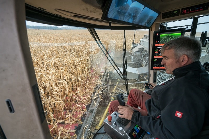 Kabinę można dowolnie unosić i przesuwać. Dzięki temu operator ma dobrą widoczność na pracujące maszyny.