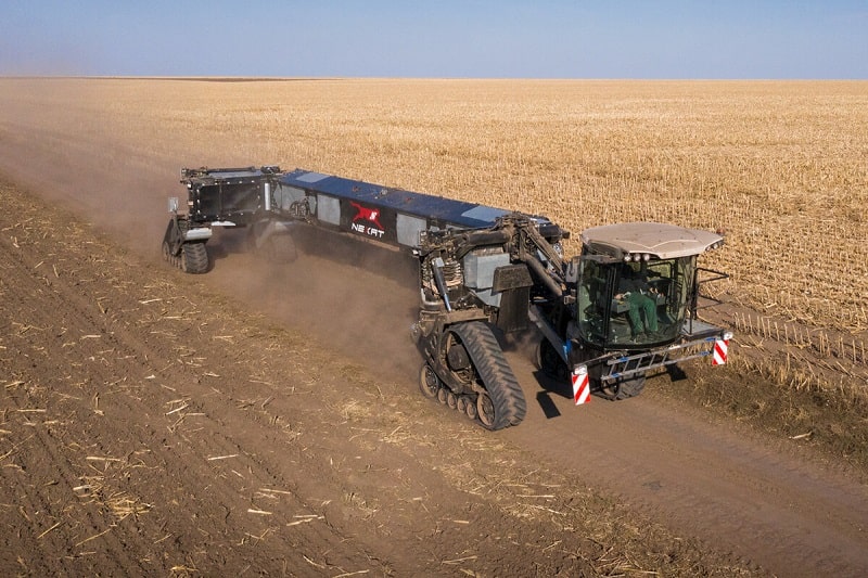 Długość Nexat w transporcie wynosi 21,7 m. Po obróceniu wózków jezdnych w pozycji roboczej pracuje na szerokości 14 m.