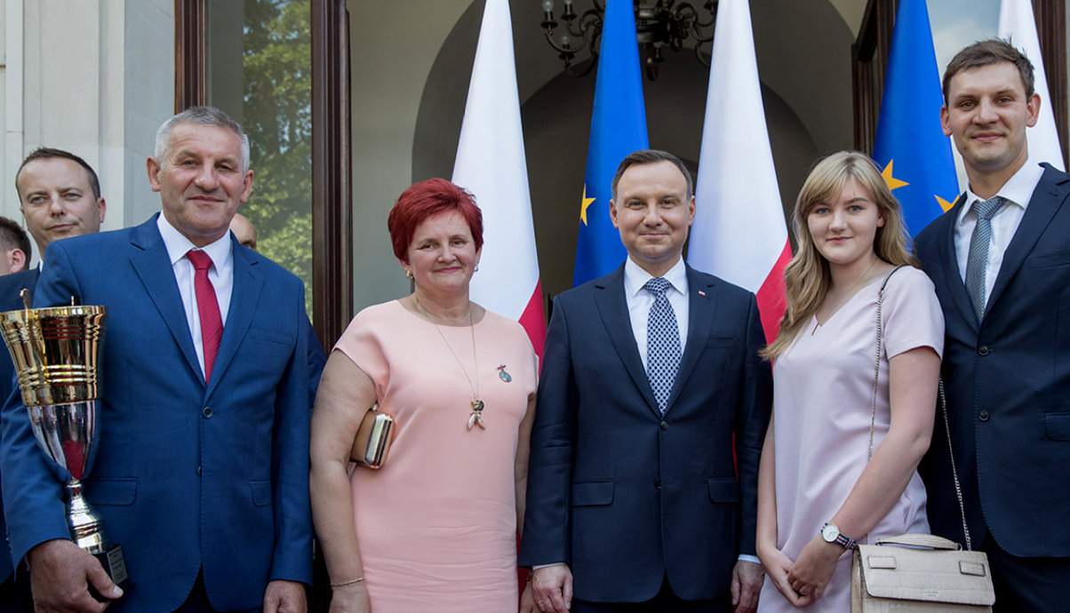 Ryszard, Damian i Piotr Kacprzakowie prowadzą gospodarstwo we wsi Stare Paski w powiecie sochaczewskim. Dzięki inwestycjom w porodówki zwiększyli stado do 450 loch, a nowa tuczarnia wybudowana w 2019 roku pozwoliła im zamknąć cykl produkcyjny w gospodarstwie. Na około 200 ha ziemi uprawiają przede wszystkim zboża z przeznaczeniem na paszę, wszystkie bowiem mieszanki są wytwarzane w gospodarstwie, łącznie z prestarterami dla najmłodszych prosiąt. Pracy jest więc dużo, ale rolnicy dzielą się obowiązkami i każdy ma przypisane swoje zadania. Średnia masa ciała sprzedawanych tuczników wynosi 120 kg, a mięsność, jaką osiągają – 58,5%. Za swoją ciężką pracę i osiągane wyniki rodzina Kacprzaków zdobyła wiele wyróżnień w konkursach rolniczych. W 2017 roku z rąk prezydenta Andrzeja Dudy gospodarze odebrali puchar za zdobycie tytułu Wicemistrza Krajowego AgroLigi. Ostatni rok był dla nich wyjątkowo trudny, gdyż zwiększenie skali produkcji świń spowodowało, że straty, jakie ponieśli, również były niemałe, a pomoc ze strony rządu praktycznie żadna.