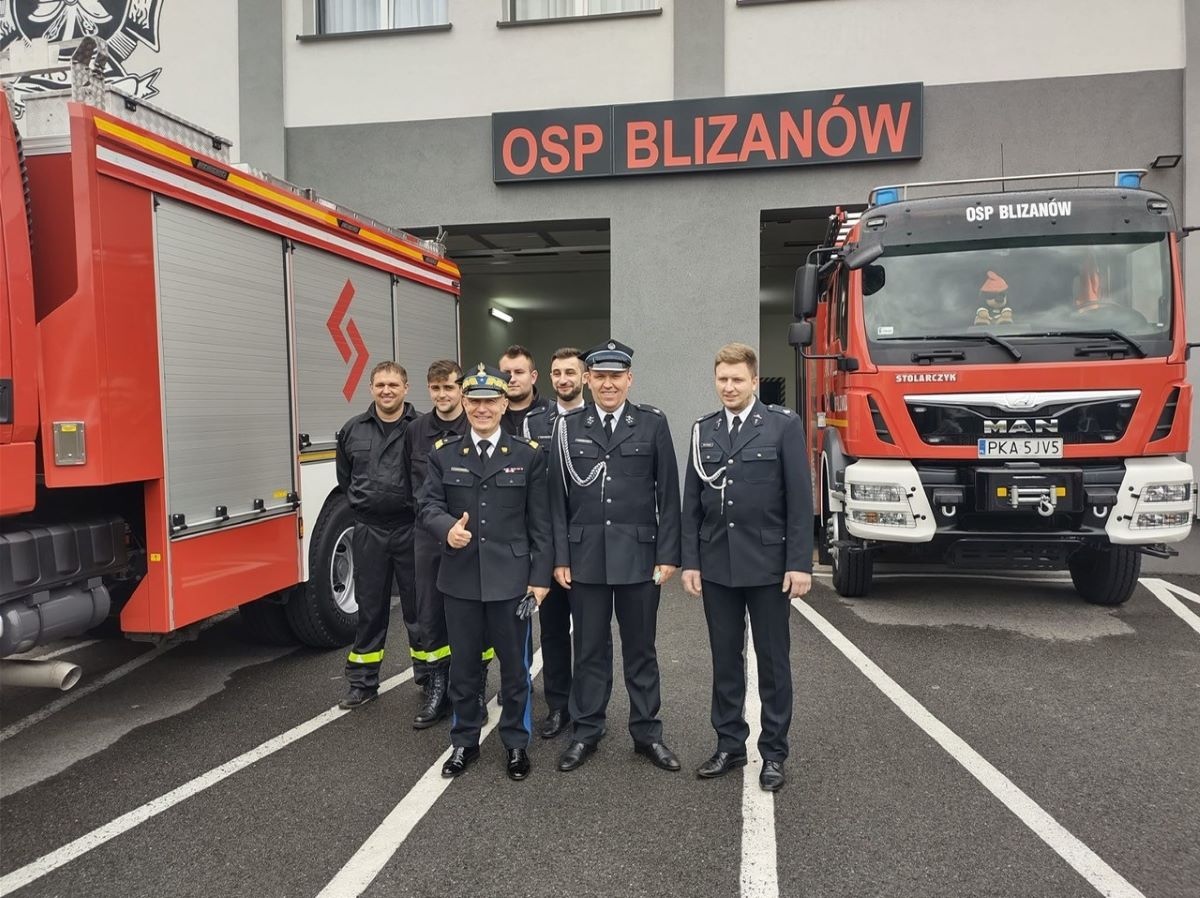 Od lewej: Marcin Janas, Patryk Stawikowski, komendant główny PSP gen. brygadier Andrzej Bartkowiak, Sebastian Pająk, Błażej Kowalczyk, prezes OSP Blizanów Bartłomiej Janas, Adam Kasprzyk