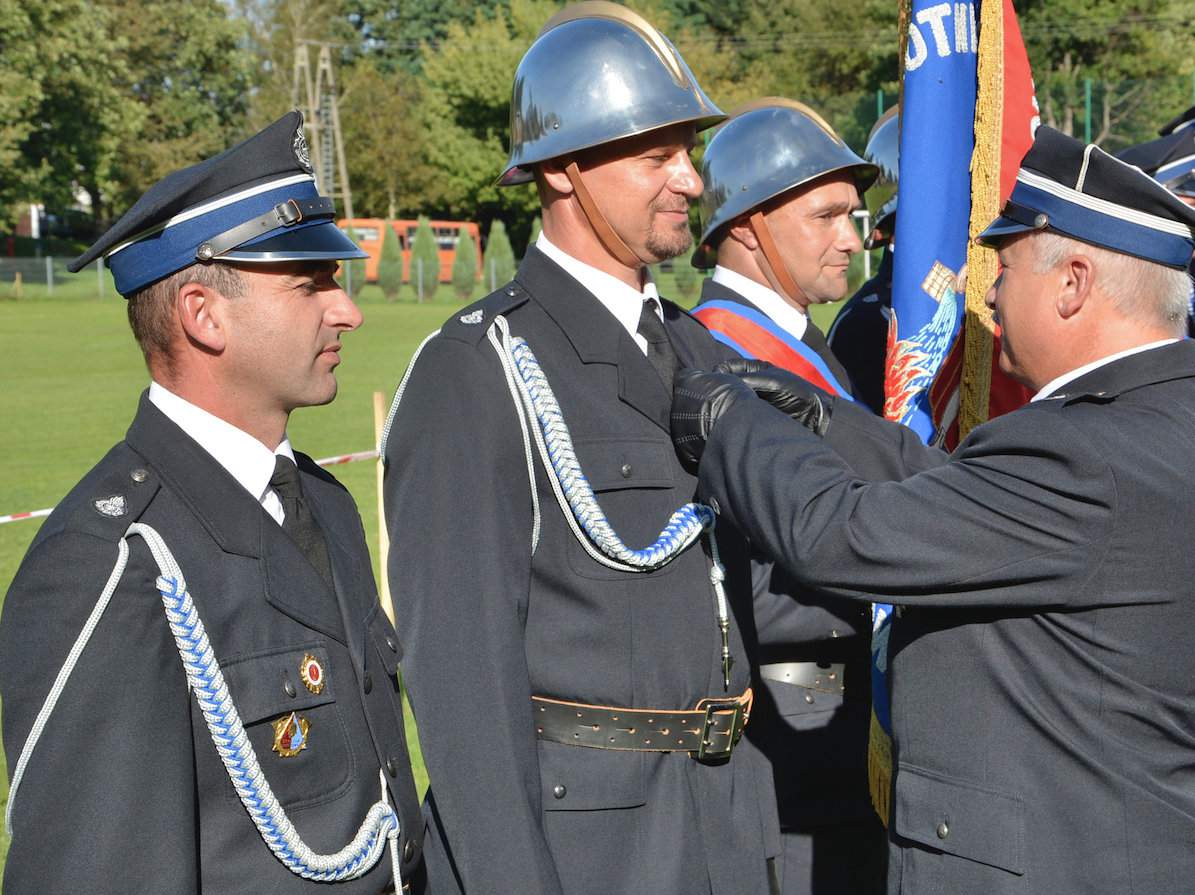 Od lewej: Krzysztof Dejnaka, Mariusz Halik, Zdzisław Wolański, dekoruje Witold Kazienko, prezes Zarządu Powiatowego ZOSP RP