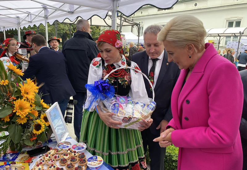 Od prawej: pierwsza dama Agata Kornhauser-Duda, Andrzej Górczyński, członek zarządu woj. łódzkiego oraz Łowiczanka - Olga Tokarska