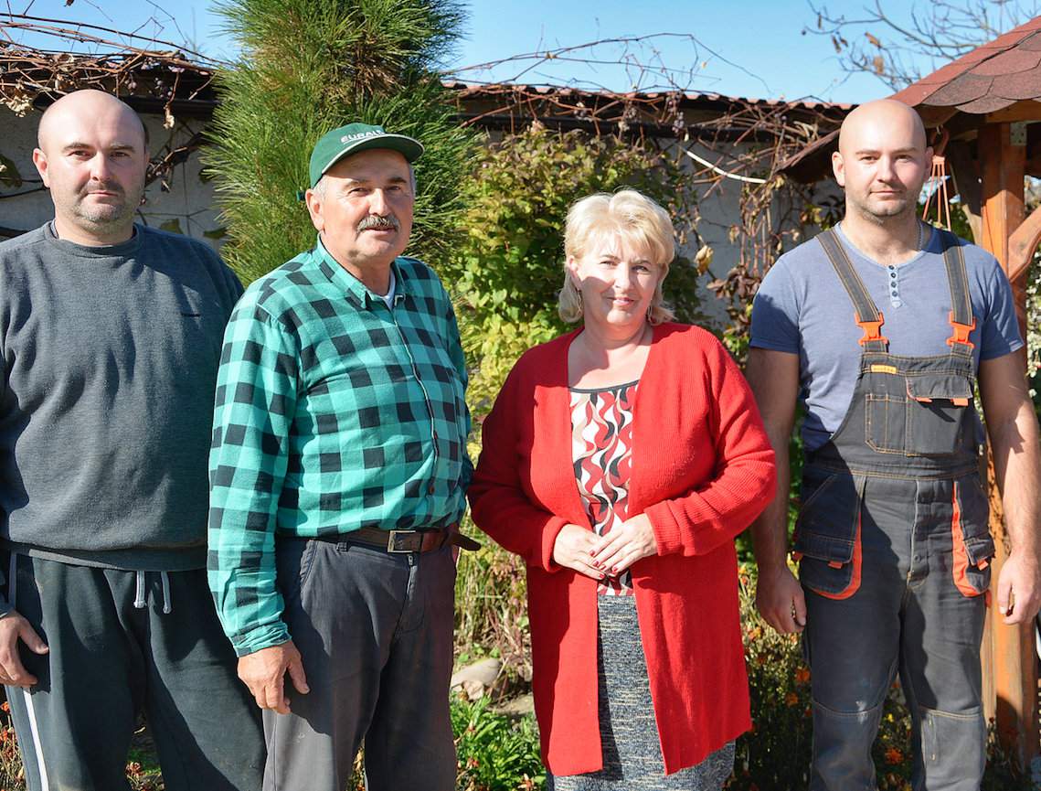 Mateusz (pierwszy z prawej) jest żonaty z Moniką, mają trzyletniego syna Maksymiliana. Drugi z braci, Łukasz, stoi pierwszy z lewej. W środku Zbigniew Umiński z żoną Teresą. Trzy gospodarstwa zlokalizowane w pow. tomaszowskim  zajmują prawie 100 ha. 