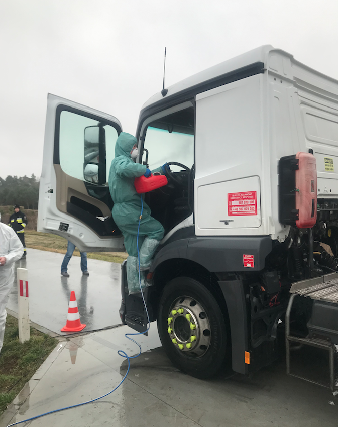 Mycie i dezynfekcja kabiny kierowcy są równie ważne jak odkażanie zewnętrznych części ciężarówek i przyczep