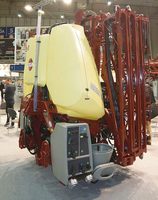 Opryskiwacz zawieszany Hardi Mega może mieć 2200 litrowy zbiornik na ciecz roboczą