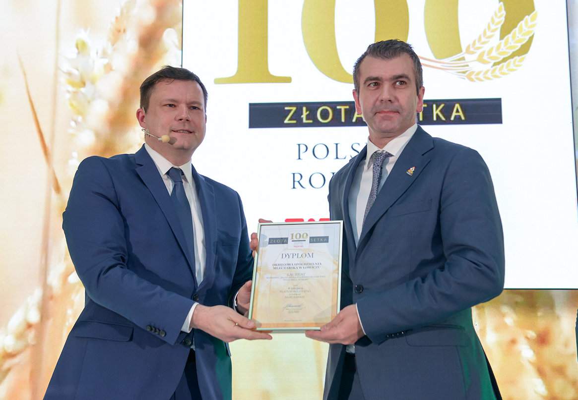     W imieniu Okręgowej Spółdzielni Mleczarskiej w Łowiczu nagrodę z rąk Jacka Pochłopienia – doradcy zarządu PMPG Polskie Media S.A., odebrał Andrzej Chomyszczak (z prawej) – wiceprezes ds. Handlu i Marketingu