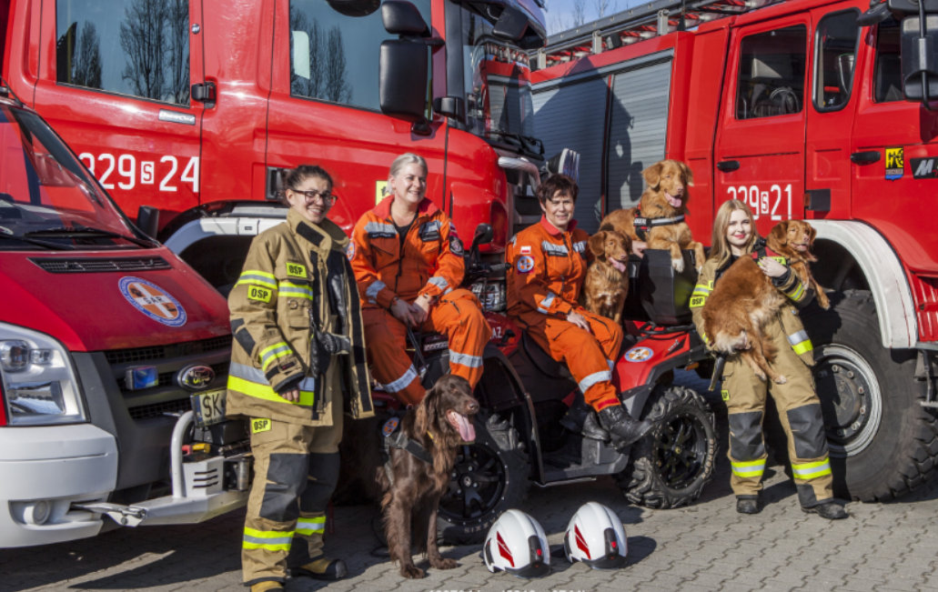 Grupa Poszukiwawczo-Ratownicza, od lewej: Laura, Anka, Ewa, Ulka z psami Elmo, Draco, Fifi, Daisy