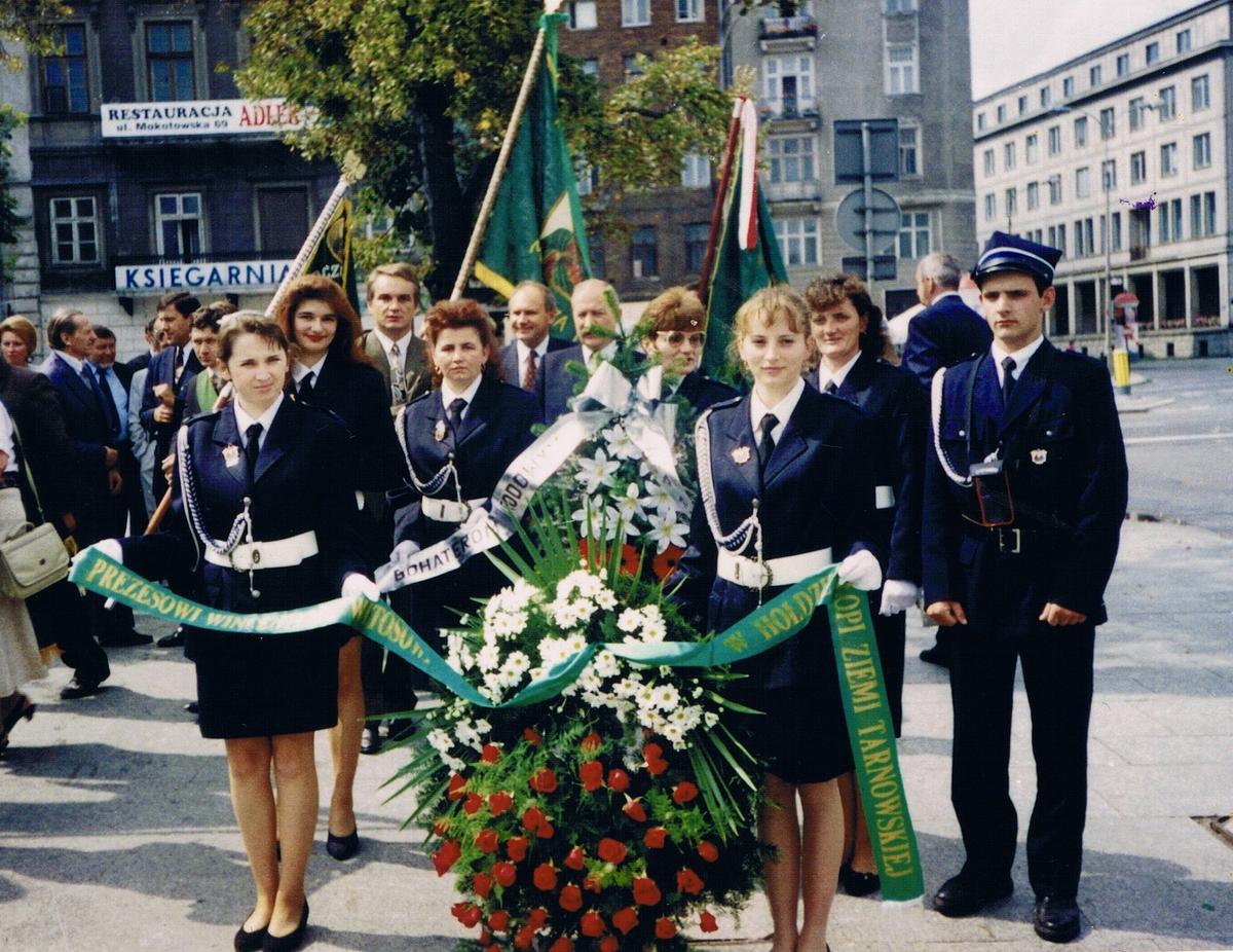 Przed pomnikiem Wincentego Witosa w Warszawie