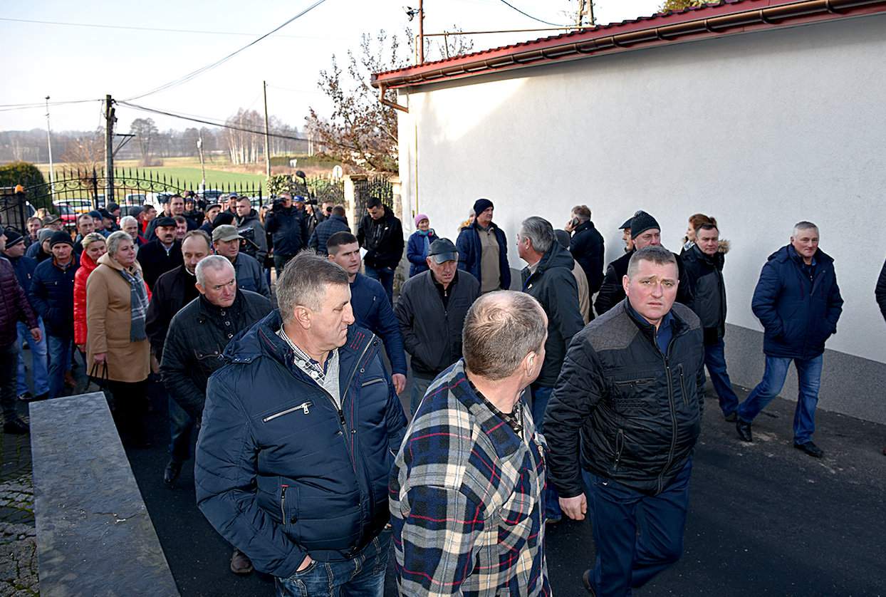 Rolnicy najpierw przyszli pod biuro ZM Zbyszko, a potem przemaszerowali pod hale produkcyjne