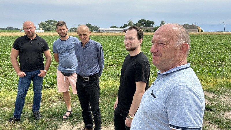 Poszkodowani rolnicy z Mazowsza do dziś nie otrzymali zapłaty za dostarczoną do firmy skupowej kukurydzę. Od lewej: Jarosław Młotkowski, Łukasz Napiórkowski, Marek Smoliński, Jakub i Paweł Barcińscy.