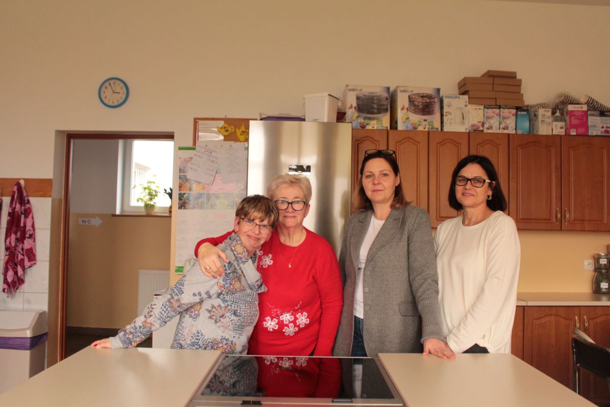 W tej kuchni powstają posiłki dla uczestników warsztatów, catering dla mieszkańców czy okolicznościowe wypieki, jak niedawno pierniki. Od lewej: Kasia – córka Aliny, Alina Leończyk, Agnieszka Wiecheć – obecna kierownik warsztatów i Małgorzata Szkolnicka – terapeutka zajęciowa w pracowni gospodarstwa domowego