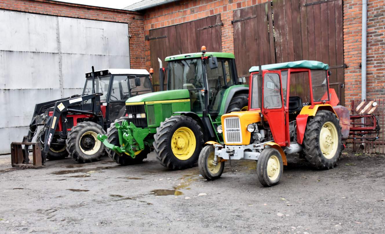 Trzon parku maszynowego tworzą 3 ciągniki: świetnie zachowany Ursus C-330 z roku 1987 oraz Zetor o mocy 75 KM i 115-konny John Deer