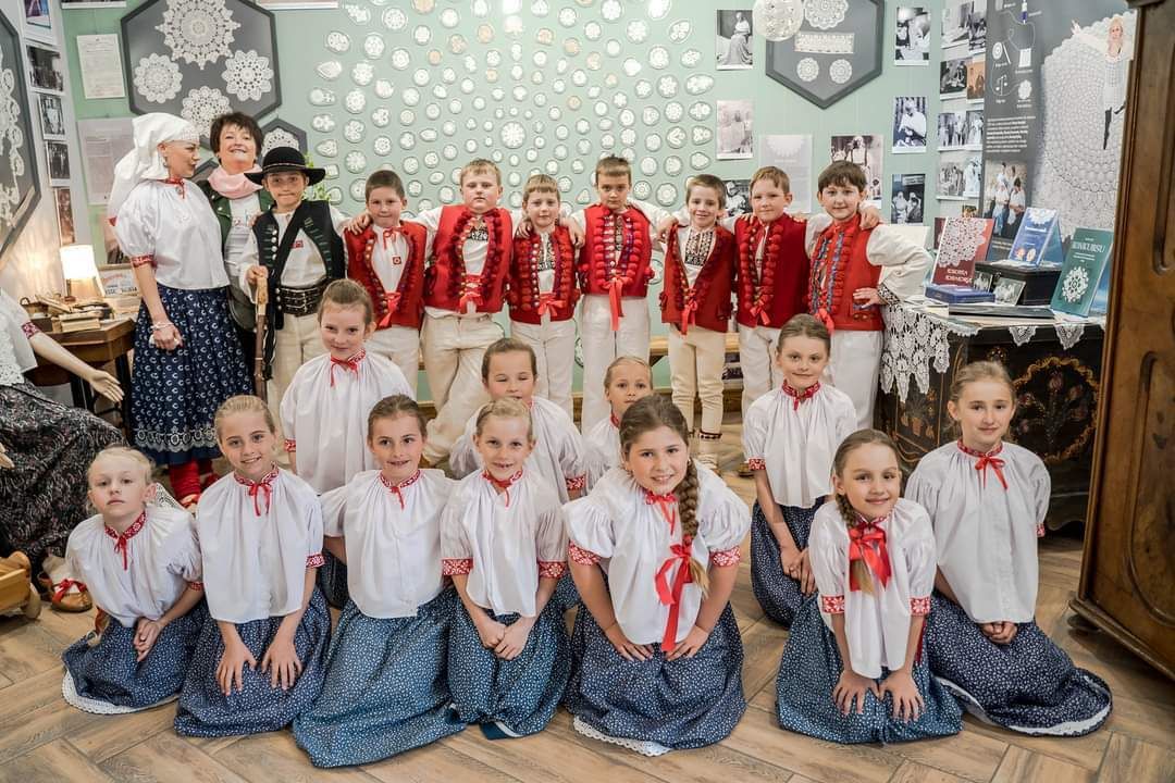 „Mały Koniaków” to nie tylko radosne przyśpiewki i skoczne tańce, ale również ciężka praca na próbach