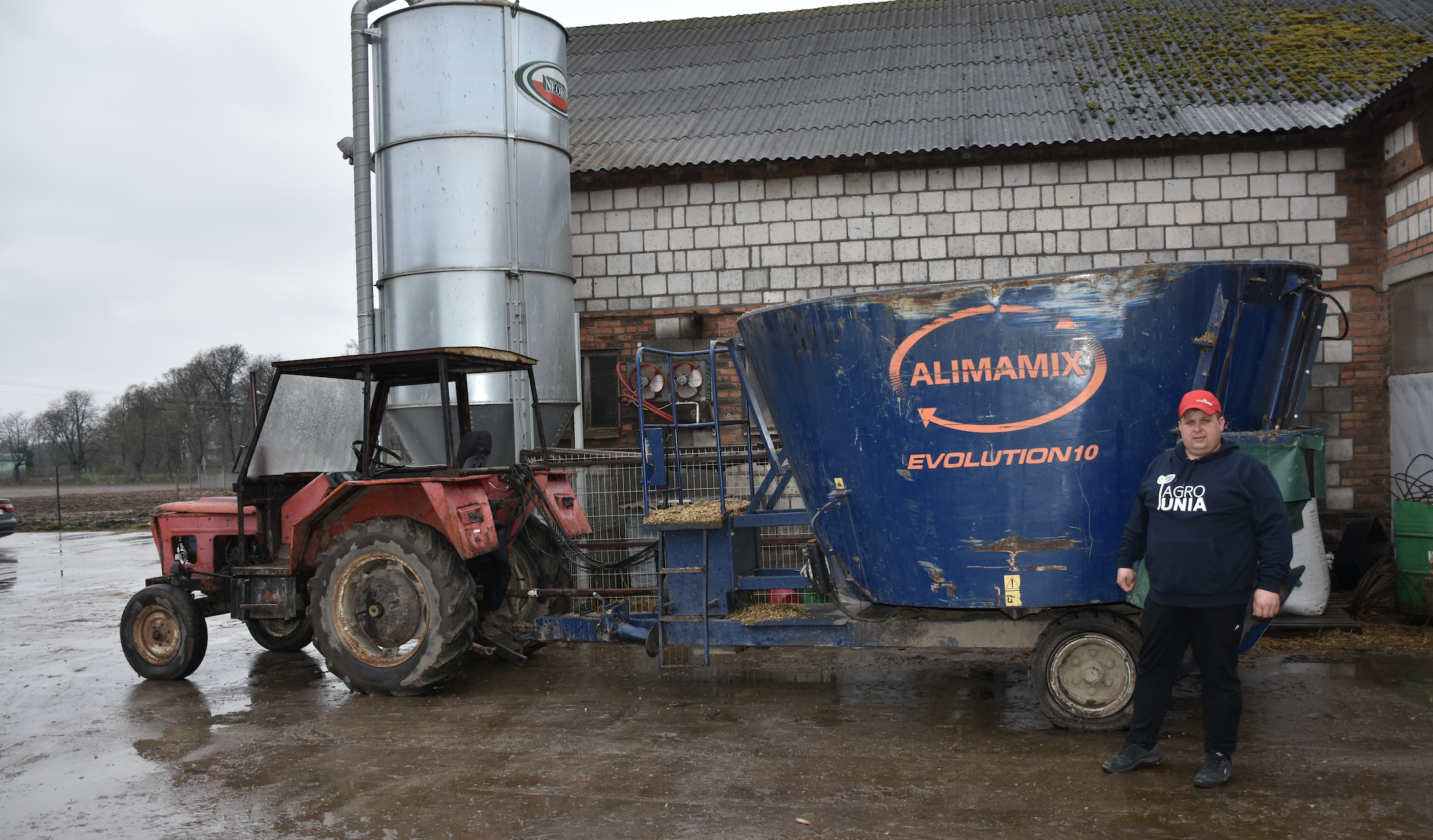 Paszowóz Alimamix Evolution posiada tylny, obustronny wysyp