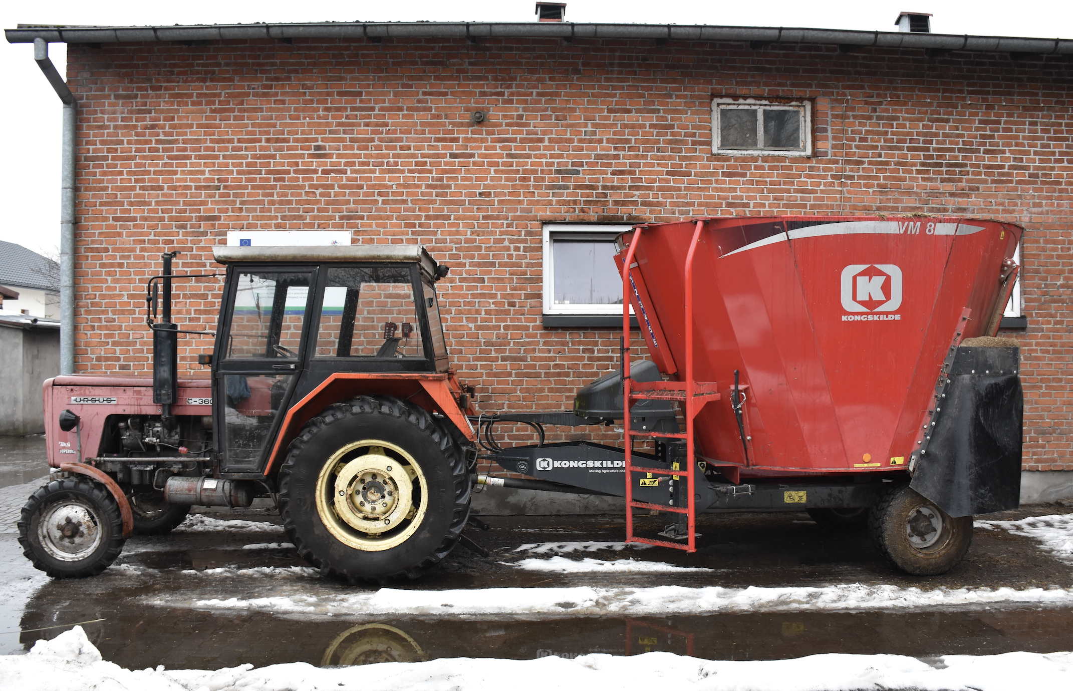 Paszowóz napędza ciągnik Ursus C-360