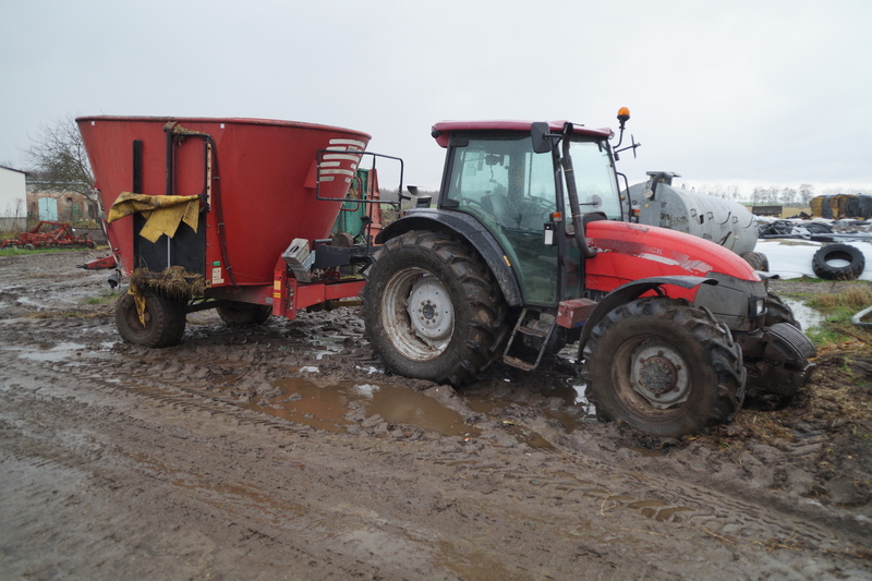 Paszowóz Metaltech o wielkości 10 kubików współpracuje z ciągnikiem McCormick o mocy 105 KM