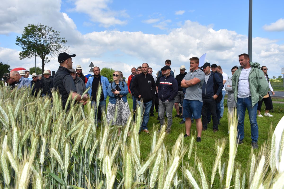 Agrii Demo Tour 2022 w tym roku odbywało się w siedmiu lokalizacjach: Sikorzynie (Wielkopolskie), Osieku (Małopolskie), Kaskajmach (Warmińsko- -Mazurskie), Podolu Wielkim (Pomorskie), Cieleśnicy (Lubelskie), Gołocinie (Dolnośląskie) i Starym Brześciu (Kujawsko-Pomorskie)