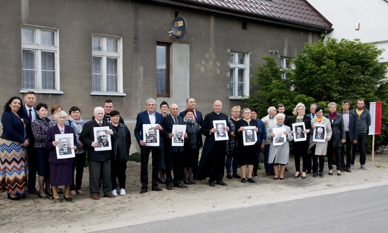 W Wijewie tego lata jakby zadziałałwehikuł czasu. W miejscu, w którym 100 lat temu świętowano odzyskanie wsi przez Polskę, znów „stanęli” bohaterowie tamtych dni. Tym razem na portretach trzymanych przez ich potomków