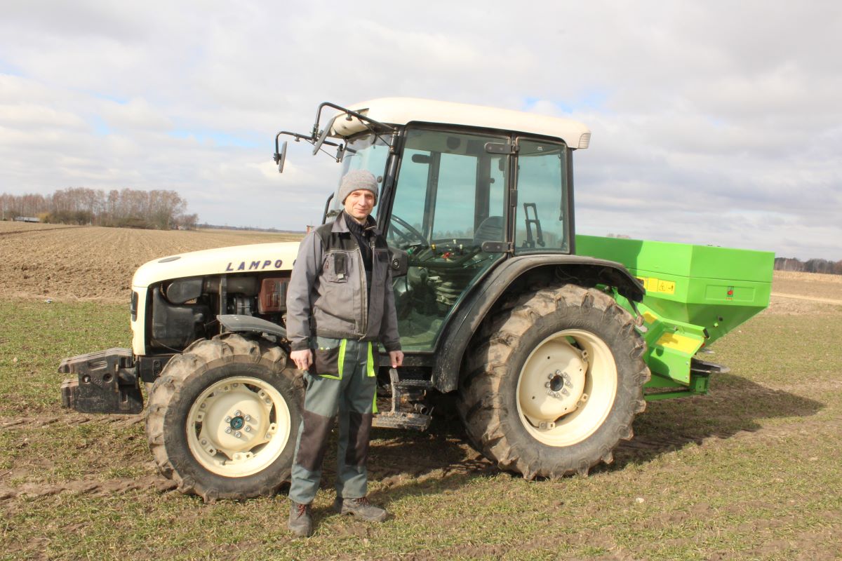 W pierwszej dawce na zbożach ozimych wysiany został saletrosan w dawce 130–150 kg/ha