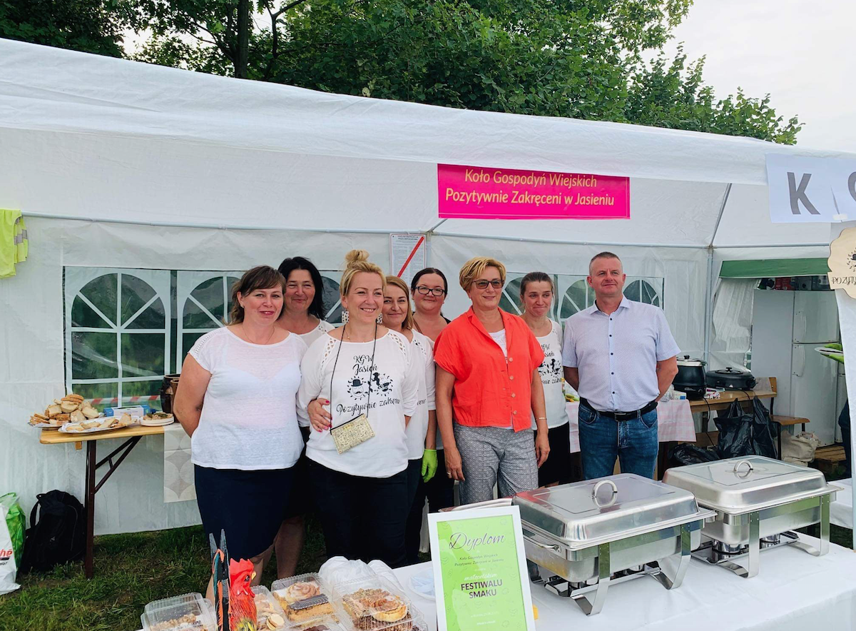 Koło gospodyń Pozytywnie Zakręceni w Jasieniu z dyplomem otrzymanym na Festiwalu Smaków w Brzesku. To ich pierwszy duży sukces