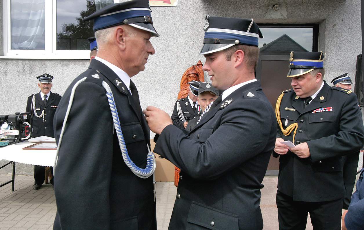 Prezes gminnego Zarządu OSP w Zawidzu dh Kamil Różański, odznacza brązowym medalem dh. Tomasza Goczkiewicza