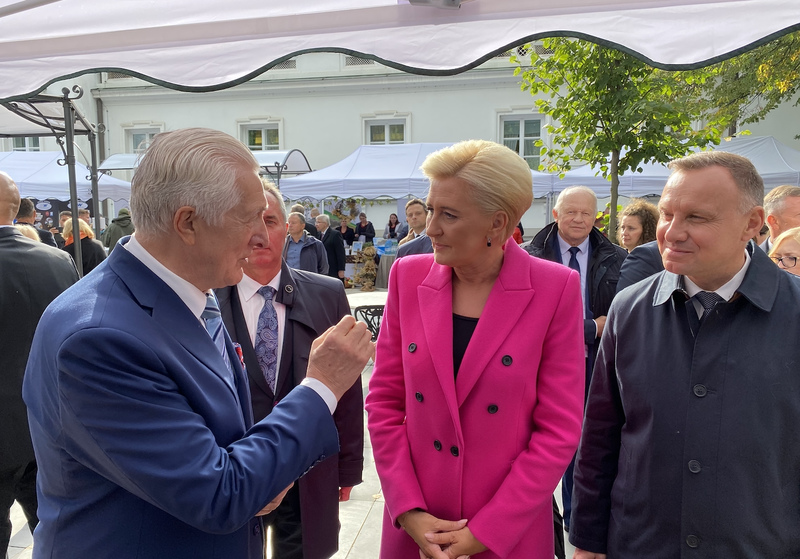 Prezes KZSM Waldemar Broś wyjaśniał parze prezydenckiej zalety smakowe i zdrowotne serów ze Spomleku, jak powszechnie wiadomo tą spółdzielnią od wielu lat zarządza prezes Edward Bajko – prezes Polskiej Izby Mleka