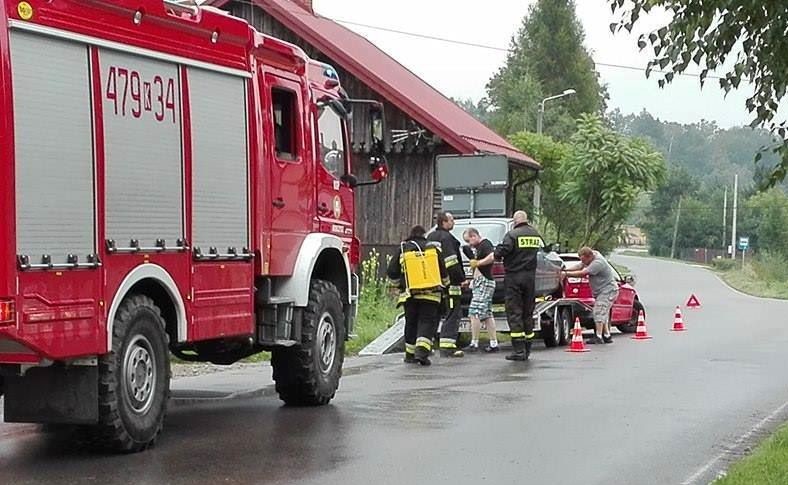 Druhowie z OSP Dobczyce podczas akcji ratowniczych na drogach