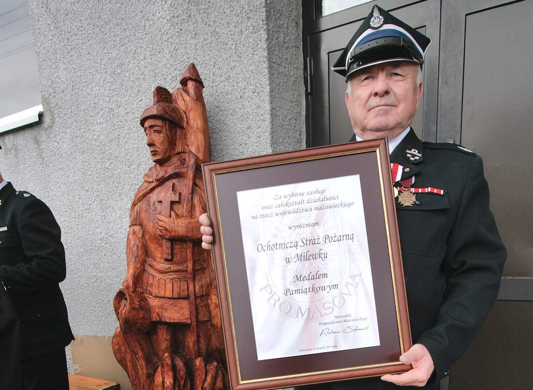 Prezes Tadeusz Krajewski prezentuje Pamiątkowy „Medal Pro Mazovia” 