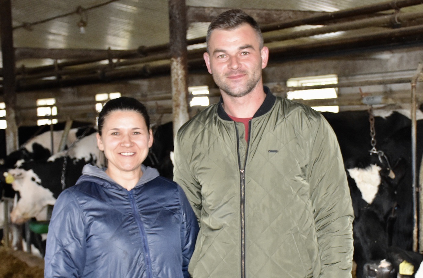 Agnieszka i Piotr Wróblewscy mają trójkę dzieci: 13-letniego Dawida, 5-letniego Kacpra, 3-letnią Nadię. Rolnicy gospodarują we wsi Wilewo (pow. żuromiński, gm. Bieżuń) na 20 ha własnych i 25 ha dzierżawy. Uprawiają kukurydzę na kiszonkę, zboża i łąki. Utrzymują 58 krów. Mleko dostarczają do Okręgowej Spółdzielni Mleczarskiej w Sierpcu w ilości 400 tys. l rocznie. Stado objęte jest oceną użytkowości mlecznej, a średnia wydajność laktacyjna od krowy wynosi 8900 kg mleka.