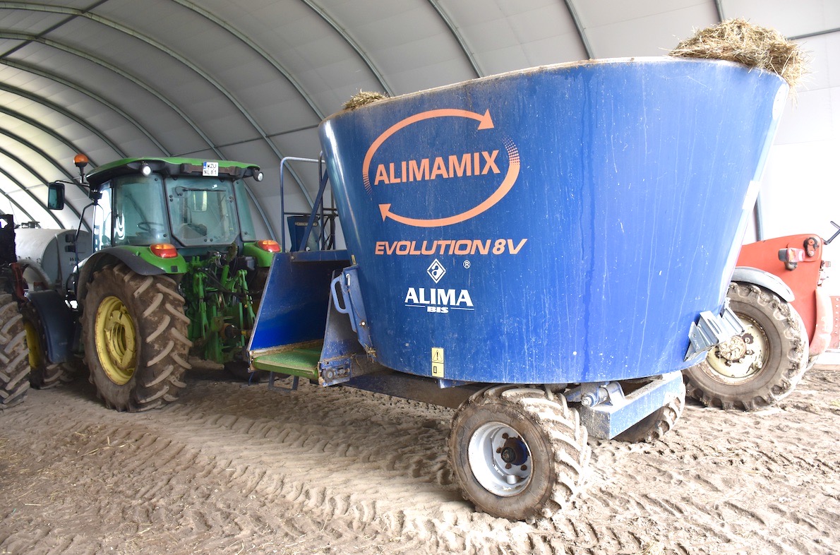 Paszowóz Alimamix Evolution polskiego producenta ze Środy Wielkopolskiej współpracuje z ciągnikiem o mocy 80 KM