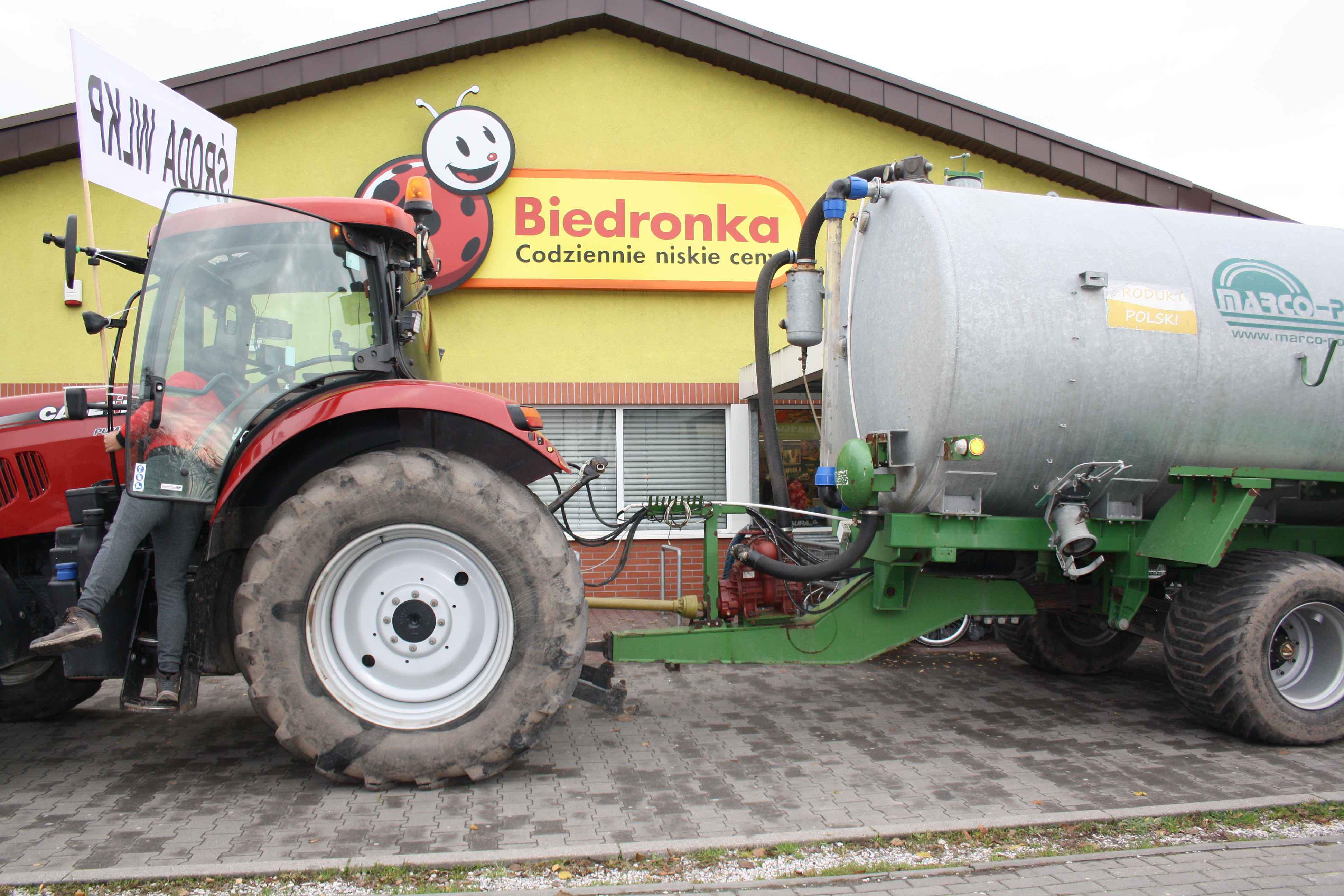 Ciągnikiem z beką pełną gnojówki do Biedronki