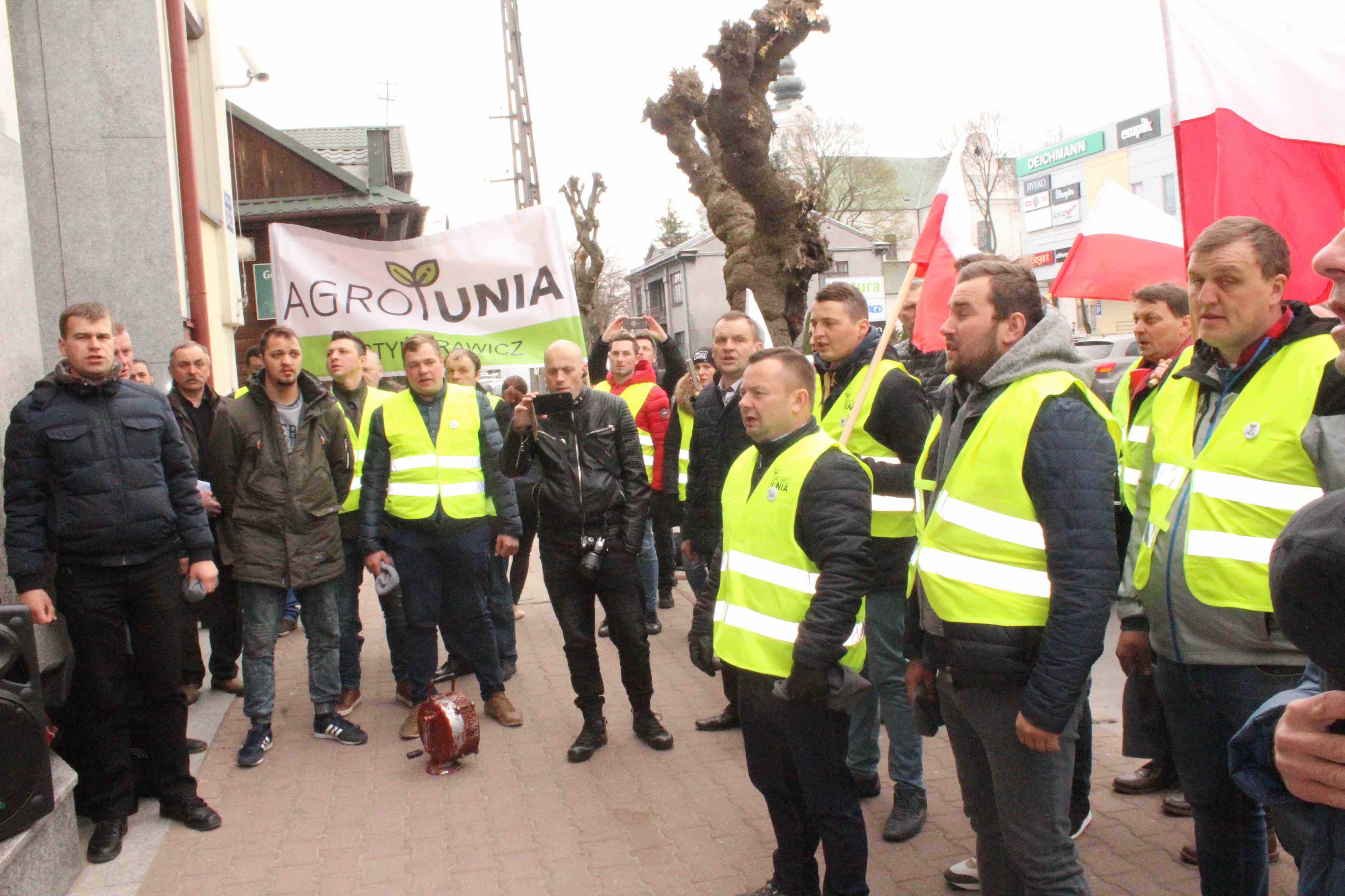 Rolnicy zapełnili salę sądową oraz przez cały czas trwania rozprawy pikietowali przed sądem