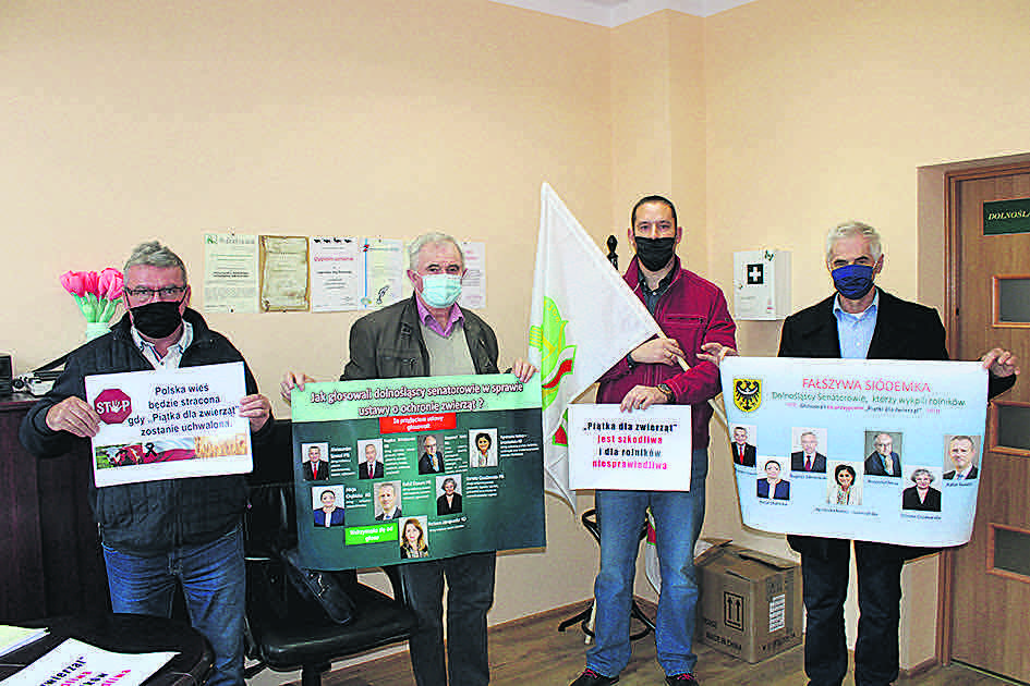 Protestujący rolnicy z plakatami – od lewej: Franciszek Baranowski, Ryszard Frączak, Krzysztof Szeliga i Wiesław Skop